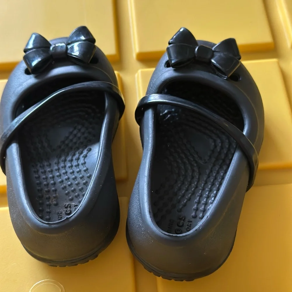CROCS Black Bow Kids Dress Shoes - Picture 2 of 8